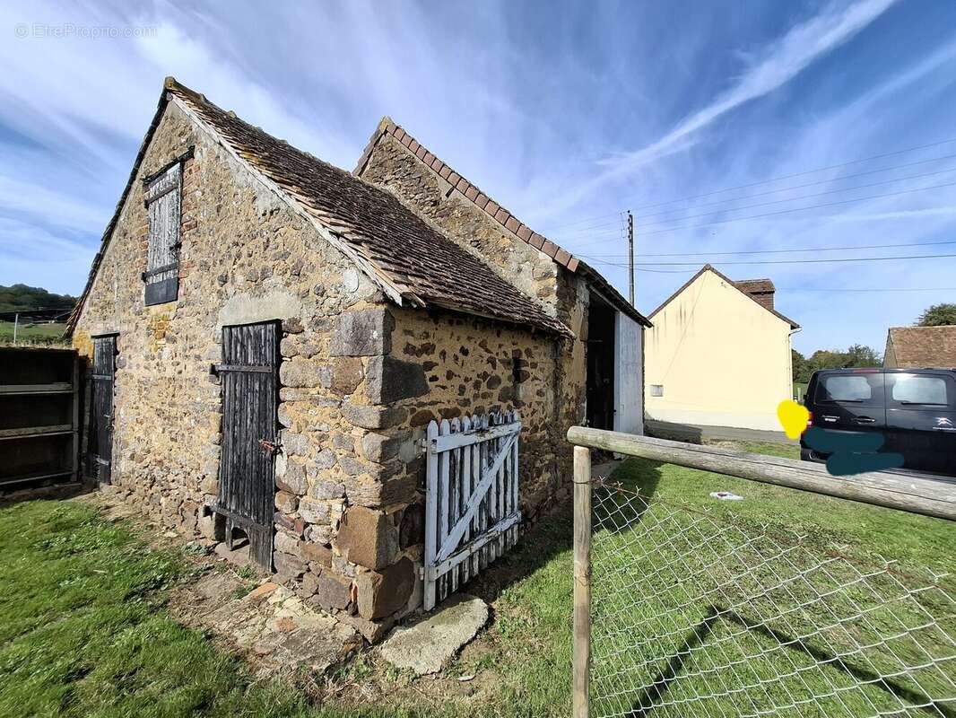 Terrain à SAINTE-SABINE-SUR-LONGEVE