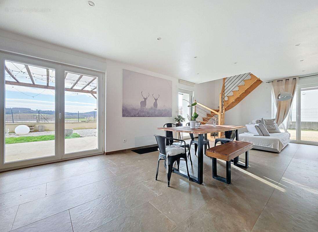 Appartement à LUZINAY