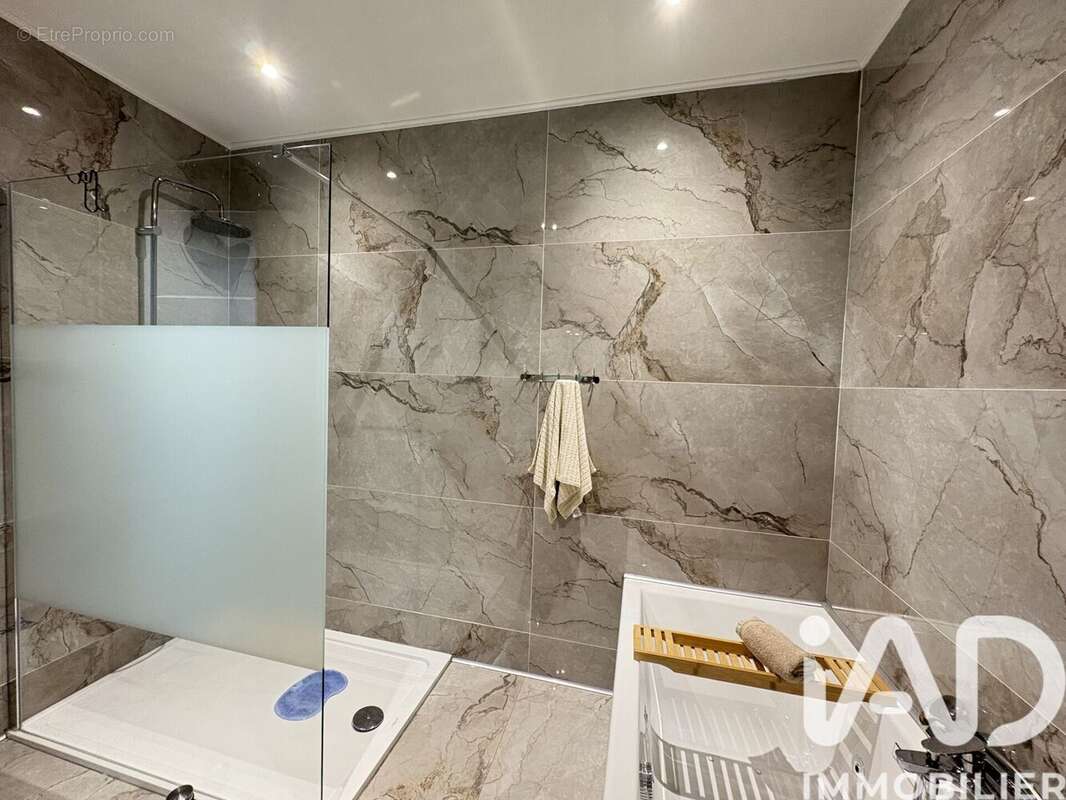 Maison 129 m² à Ambares-Et-Lagrave  - photo 9