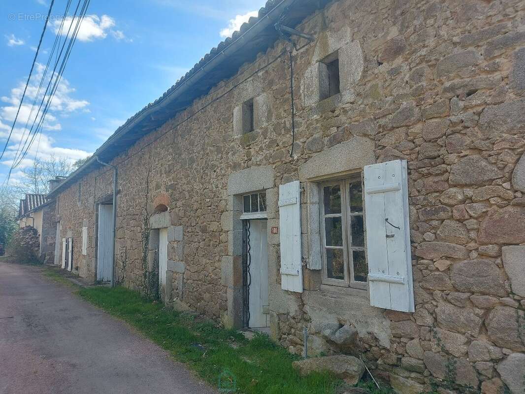 Maison à SAINT-BARTHELEMY-DE-BUSSIERE