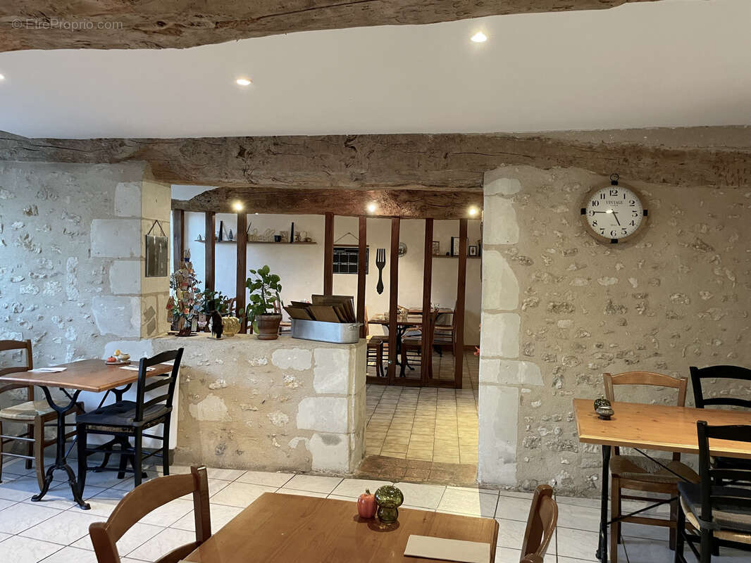 Commerce à MONTREUIL-BELLAY