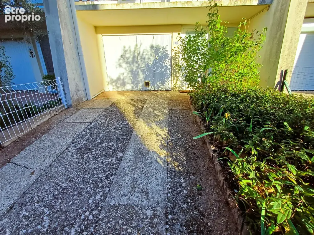 Maison mitoyenne lumineuse, grande pièce à vivre, garage et extérieurs, très bien placée - photo 13