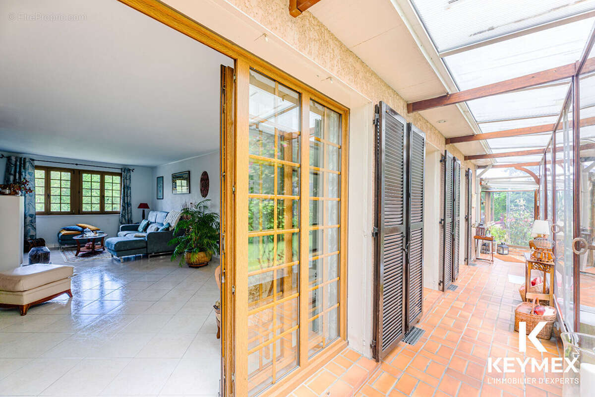 A 10 mn de Pontoise ,maison 7 pièces ,3 chambres,véranda panoramique ,sous sol total, spa ,terrain 2347 M² - photo 8