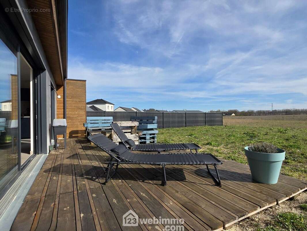 Une belle terrasse idéalement exposée, parfaite pour vos moments de détente