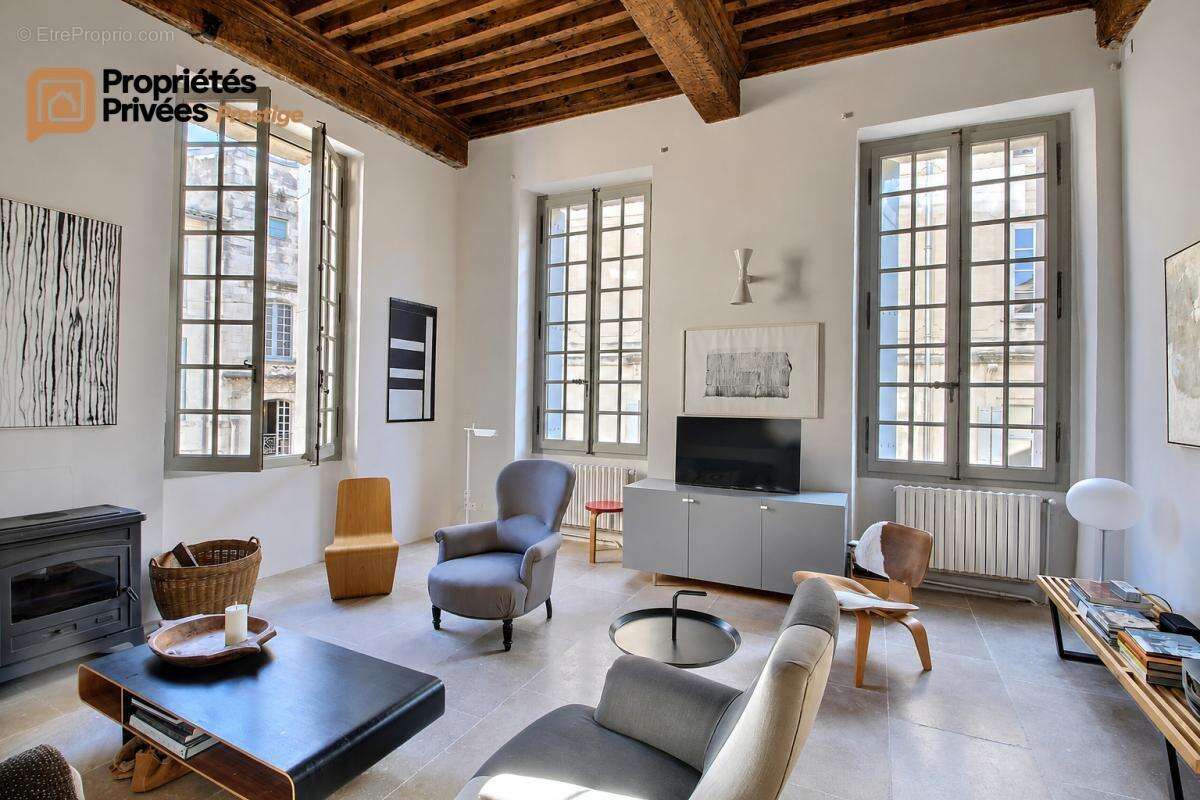UZÈS : Une adresse d'exception Hôtel particulier de 316 m², vendu dans son intégralité, sur la prestigieuse Place Dampmartin - photo 2