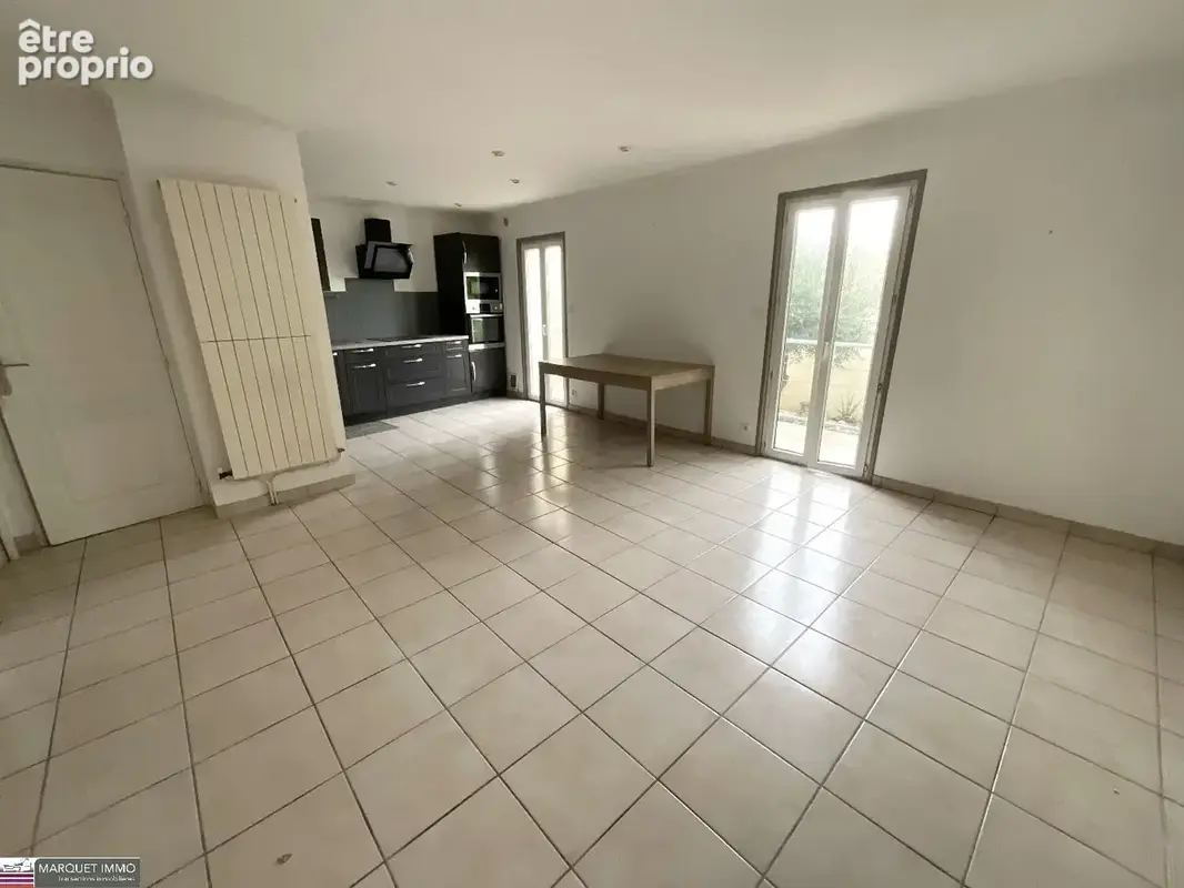 Villa T6 de 110 m²  vous invite à poser vos valises dans un cadre alliant charme et fonctionnalité sur 145 m² de terrain clos et - photo 2