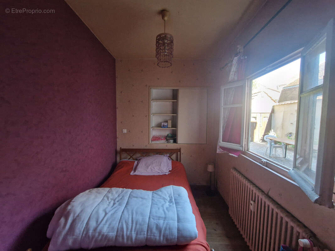 AUTUN - idéal investisseur - immeuble composé de 3 appartements, avec dépendances et cour - photo 9