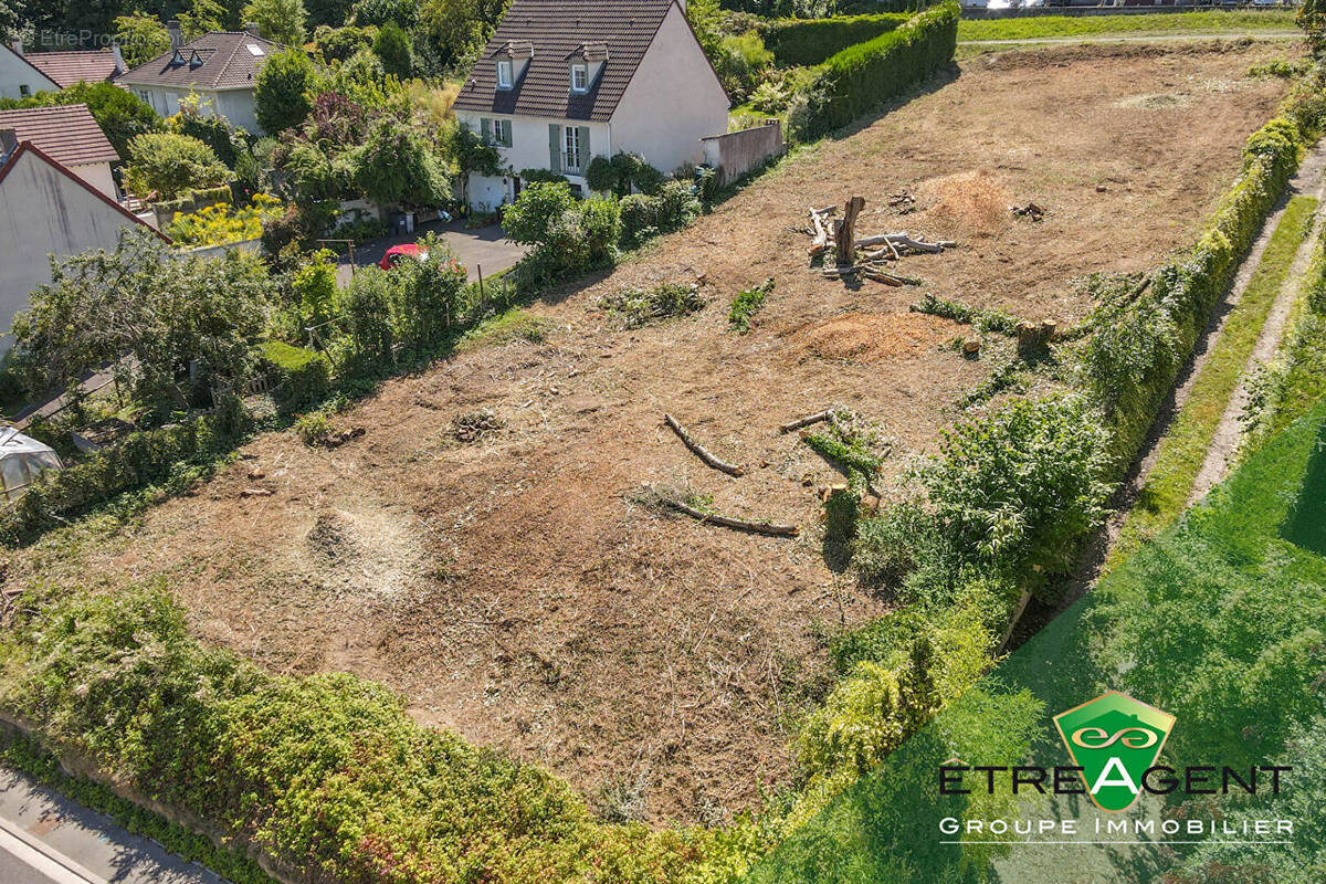 Terrain à JOUY-LE-MOUTIER