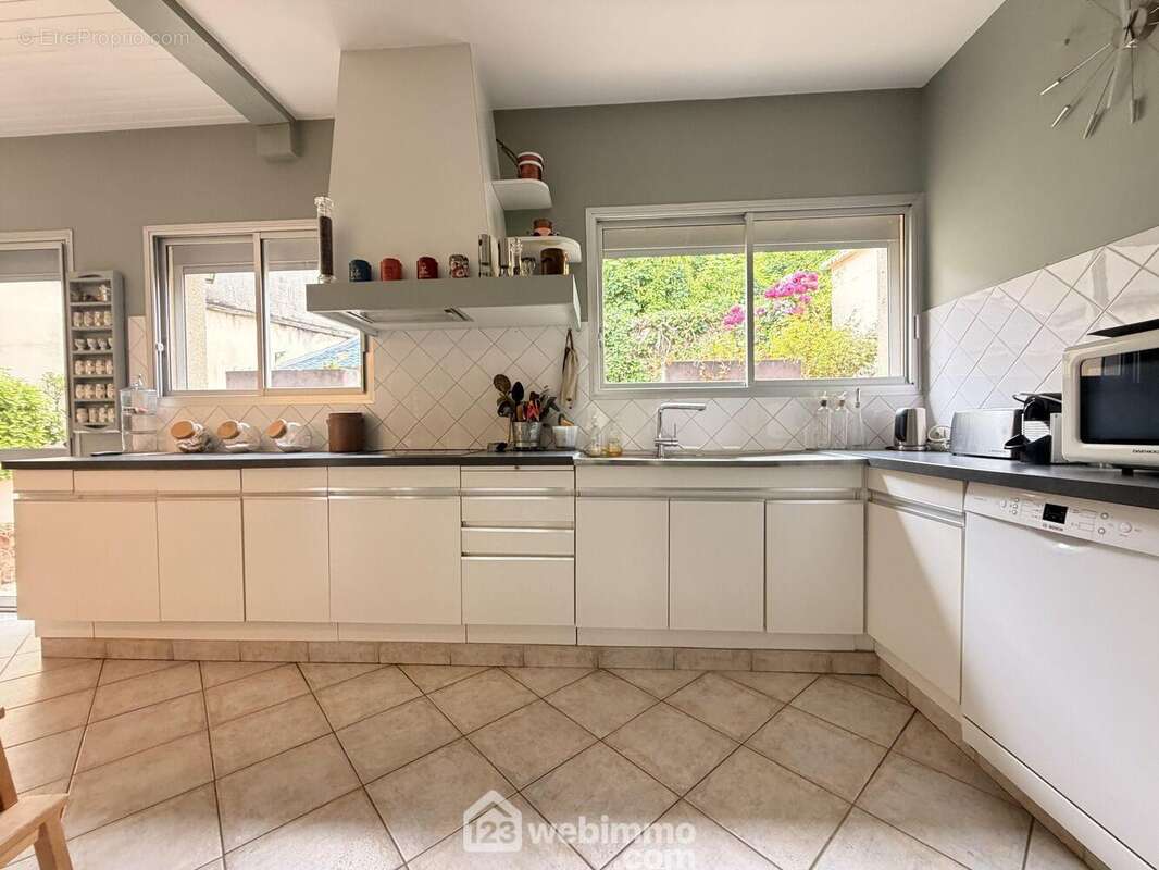 A ses cotés, la cuisine de 22 m² - Maison à LAON