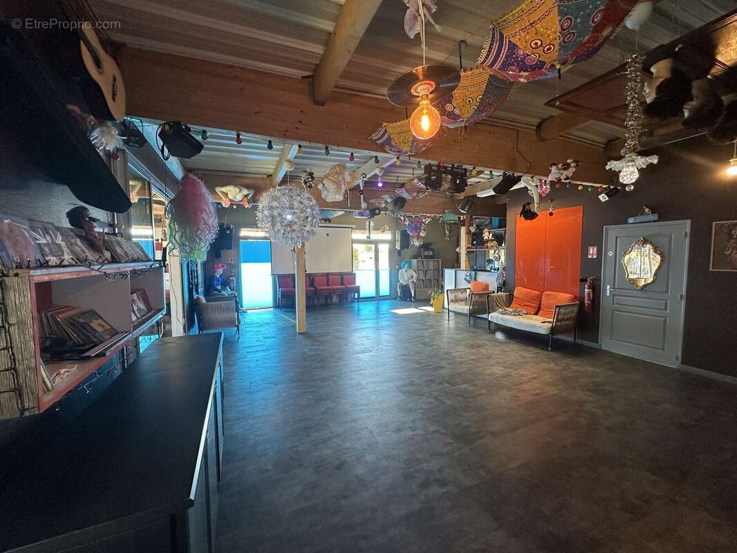 Commerce à TREMBLAY-LES-VILLAGES