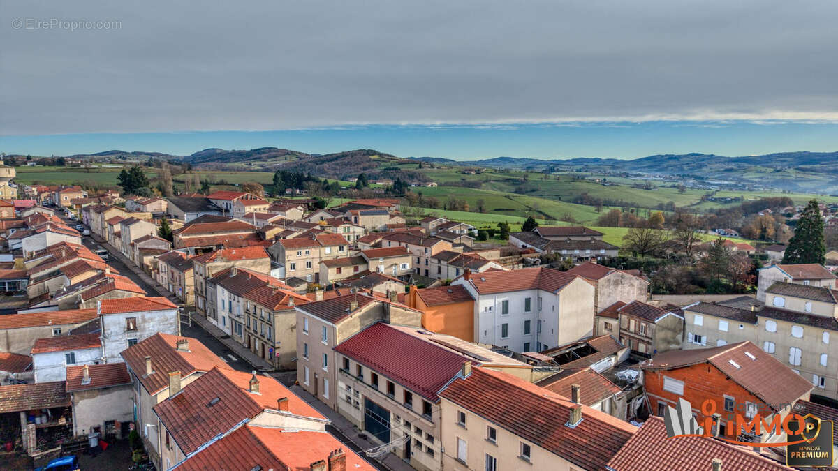 Maison à CHAZELLES-SUR-LYON