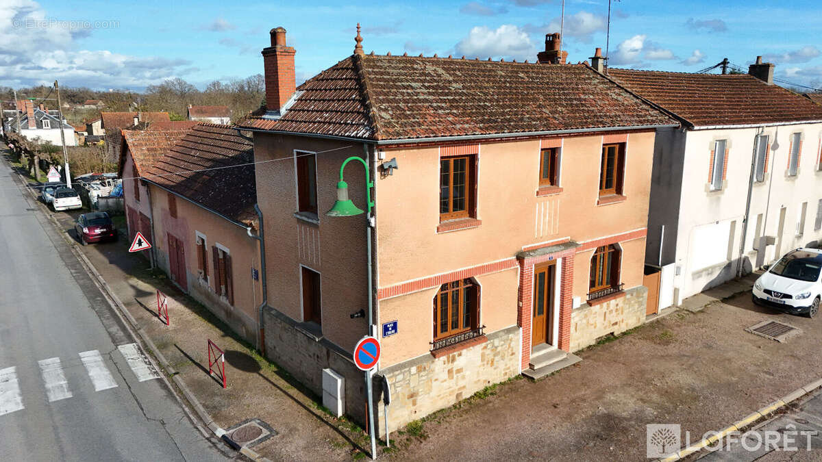 Maison à THIEL-SUR-ACOLIN