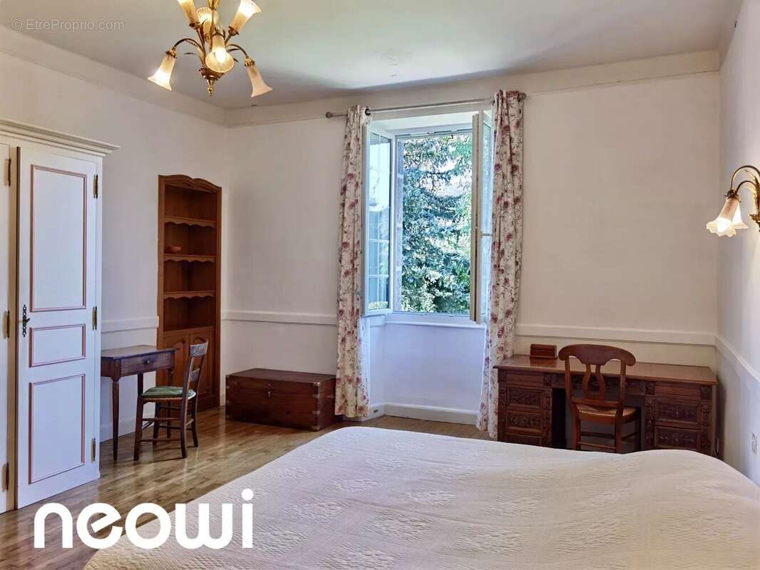 Maison à VIC-SUR-CERE