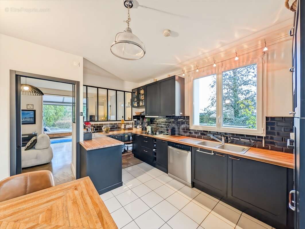 A vendre à 5 mn de Chalon-Sur-Saône (71) cette villa authentique de 189 m² 7 pièces 5 chambres 1 bureau et terrain de 2310 m² - photo 8