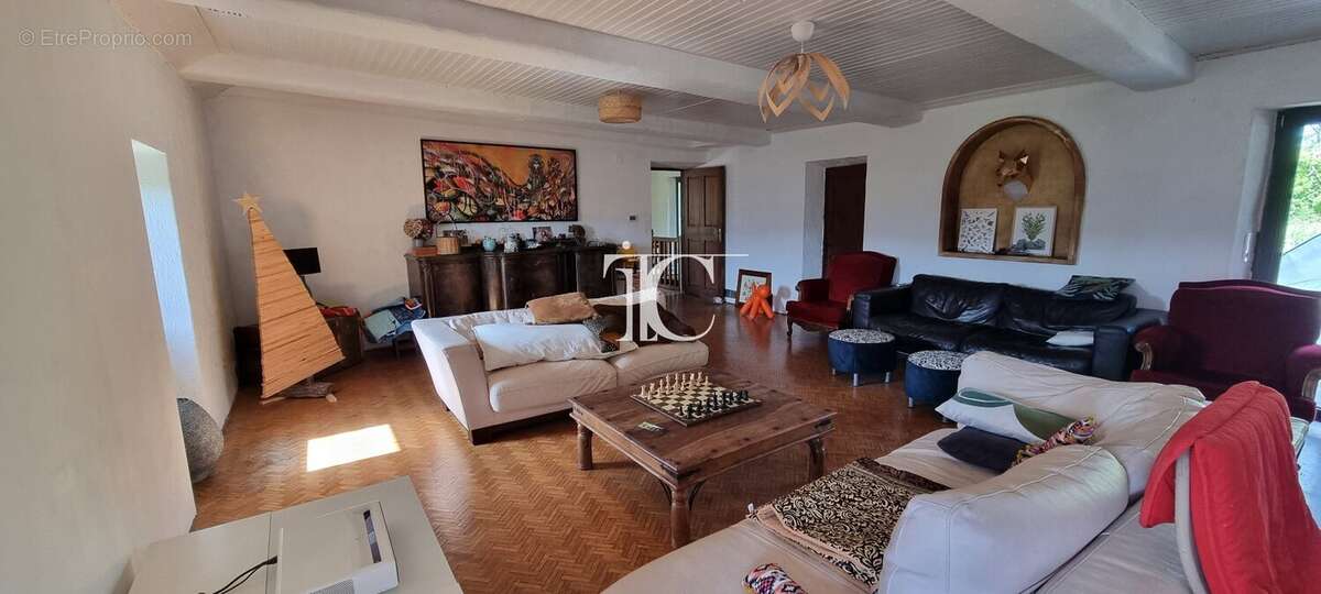 Maison à SAINT-PIERRE-SAINT-JEAN