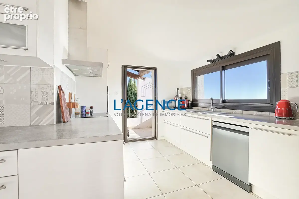 Villa contemporaine de 221 m2 avec vue mer, au calme, sur un terrain arboré de 1830M2 - photo 8