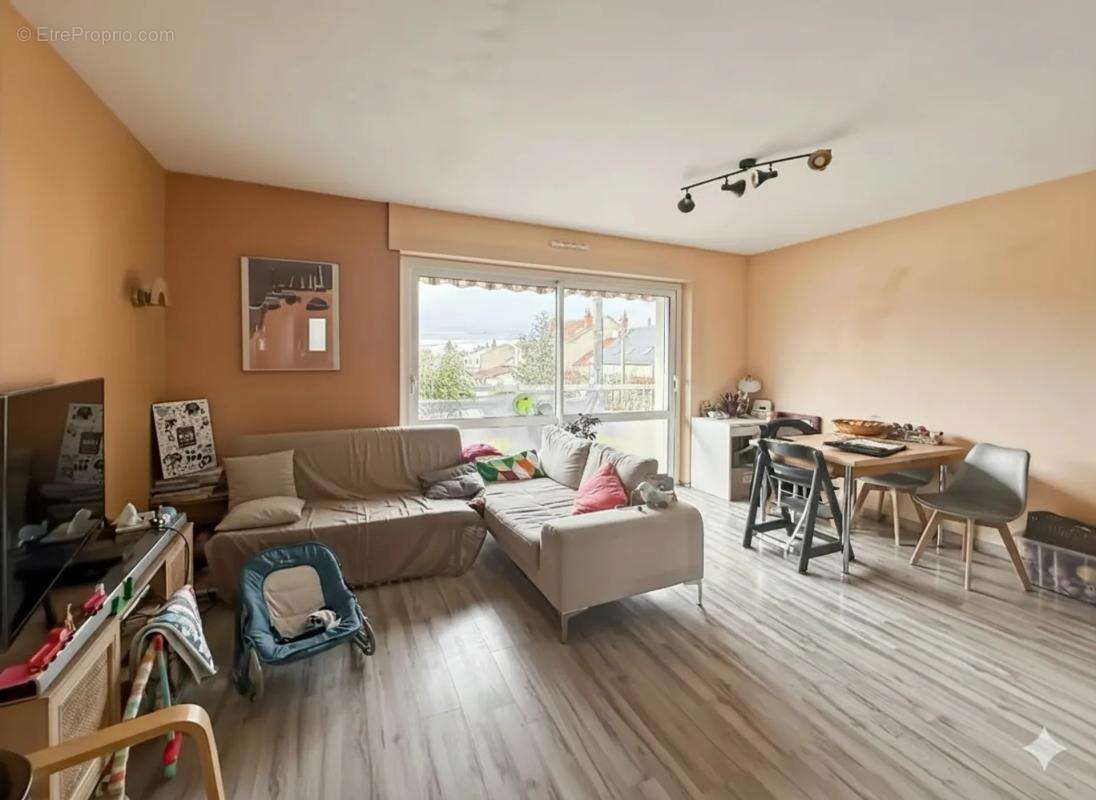 Appartement à YZEURE
