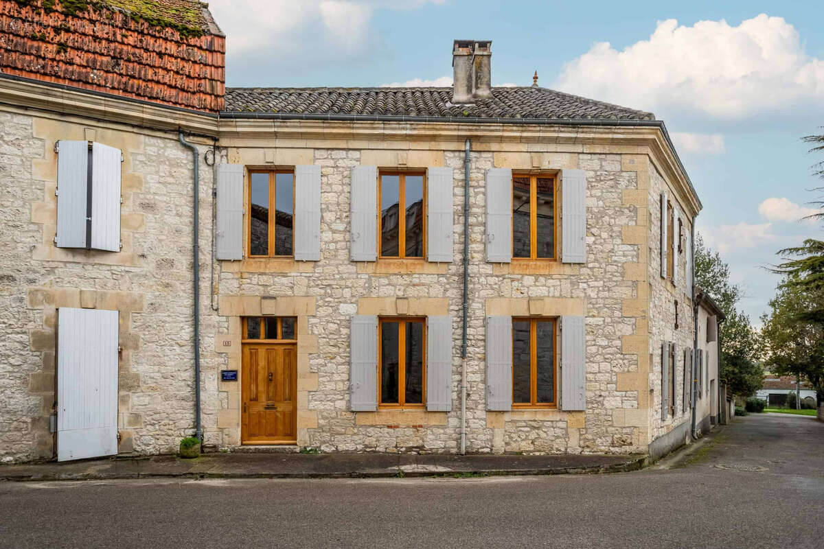 Village house with garden and garage - photo 4