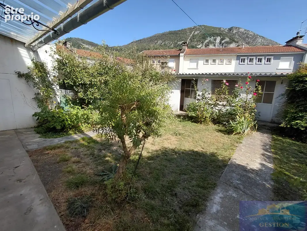 Maison mitoyenne élevée sur deux niveaux avec jardin et dépendances - photo 13