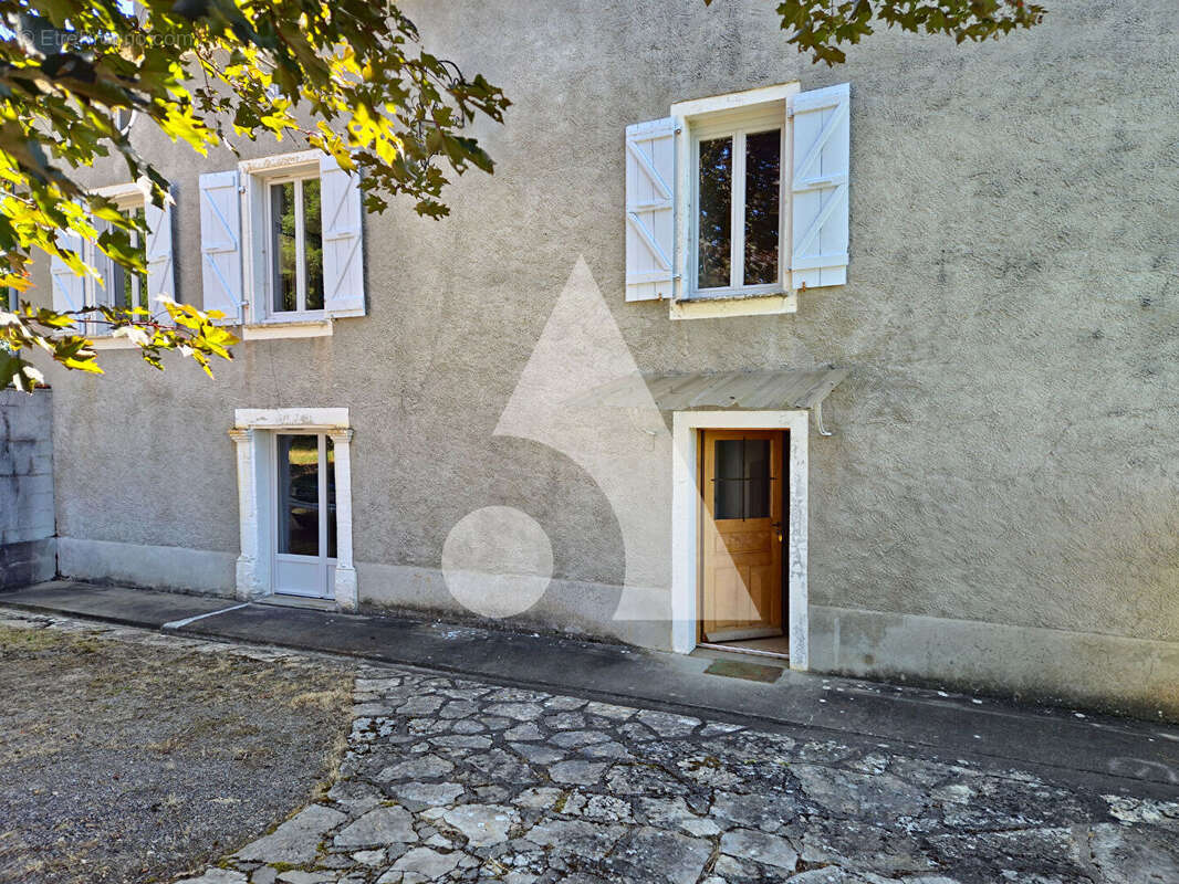 Maison Traditionnelle de caractère, 214m², 8 pièces, 5 chambres. - photo 2