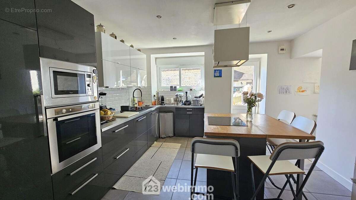 Voici la cuisine de 14 m² toute équipée.