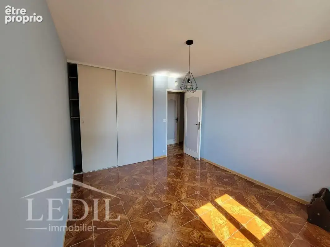 Maison de plain-pied avec 3 500 m² de terrain, dépendances et cadre de vie privilégié - photo 6