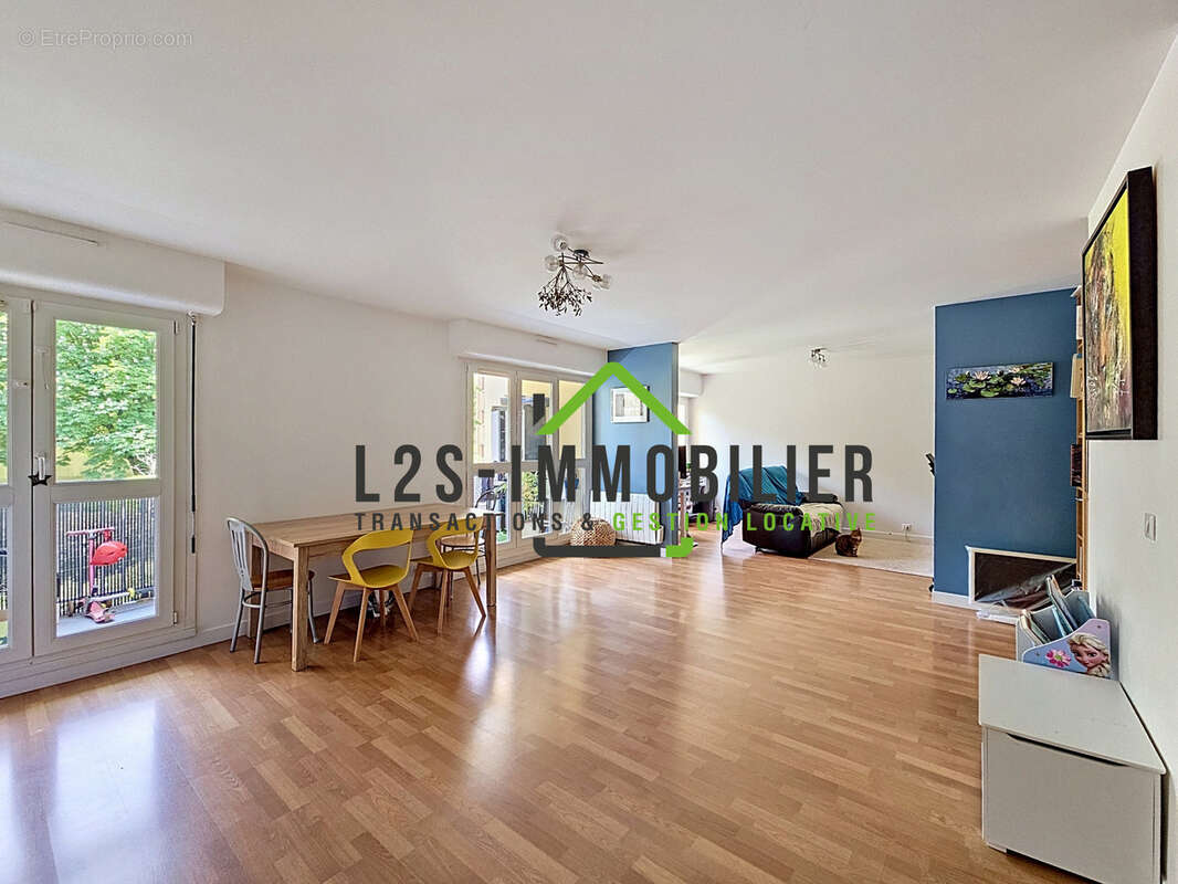 Appartement à EZANVILLE