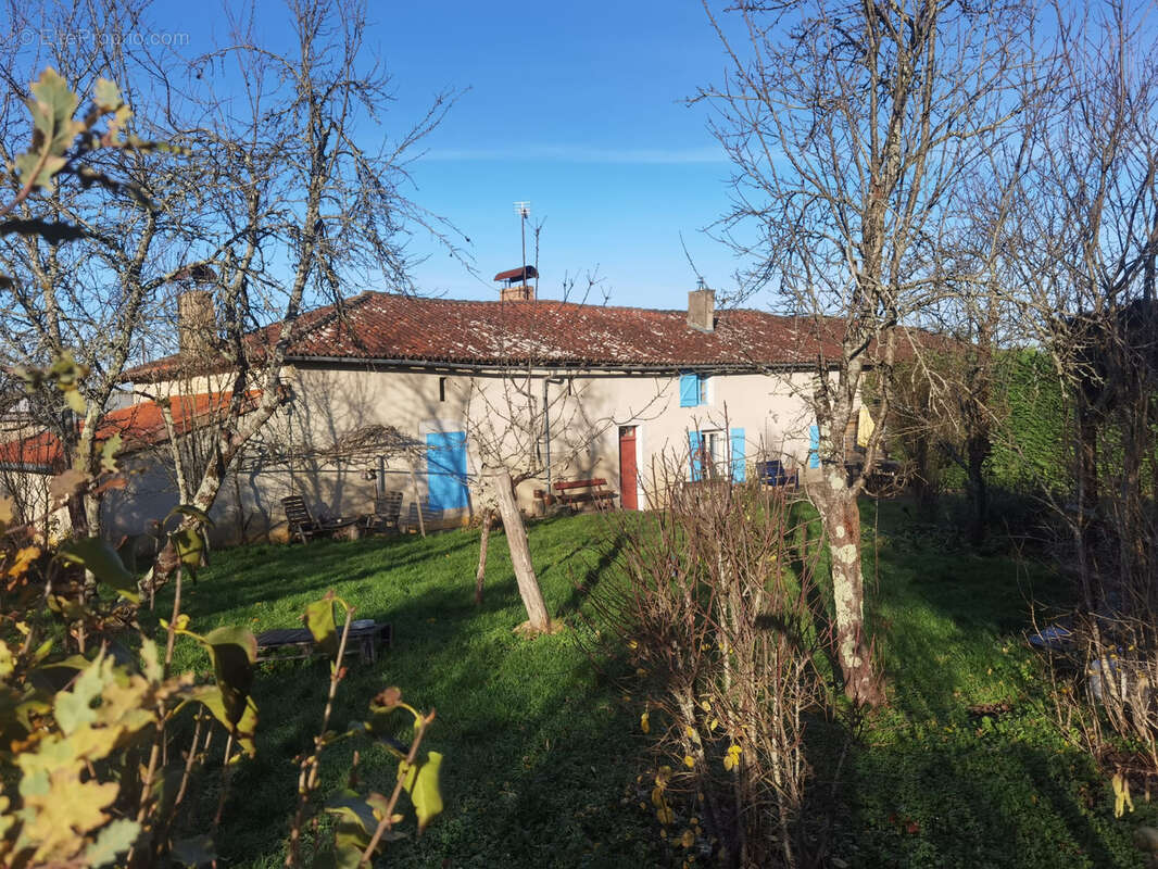 Fermette charentaise avec grange - dependances et jardin - photo 2
