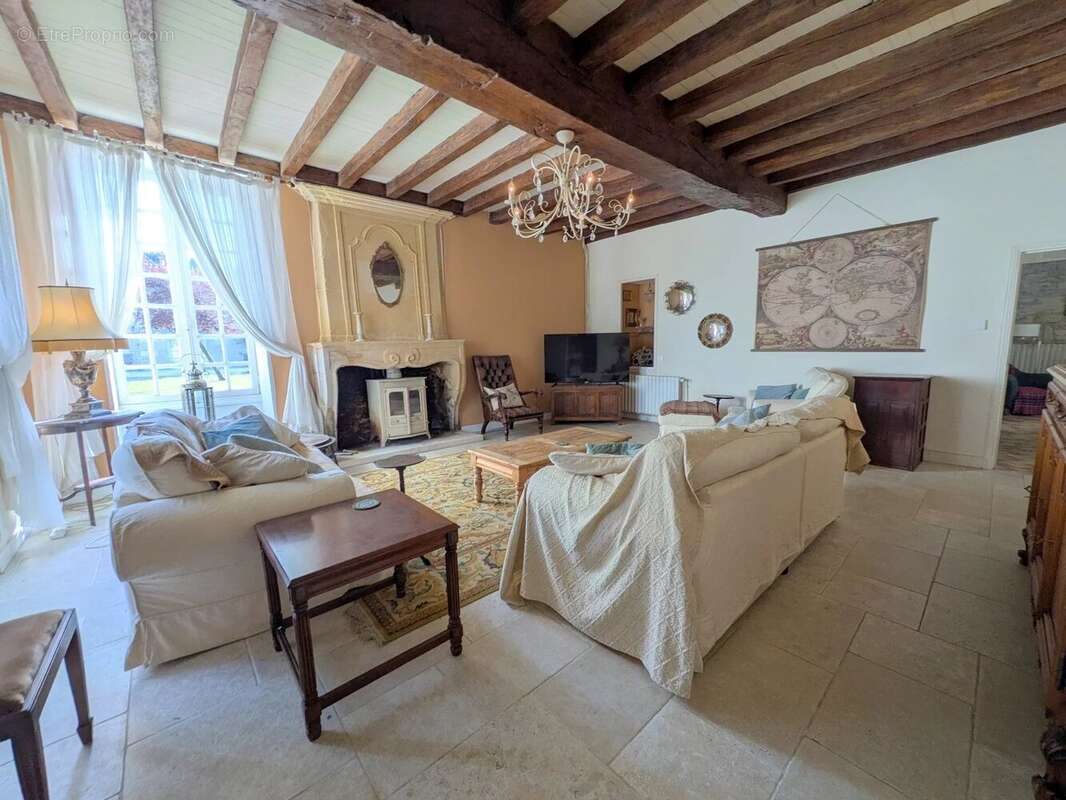 Maison à SAINT-GENIS-DE-SAINTONGE