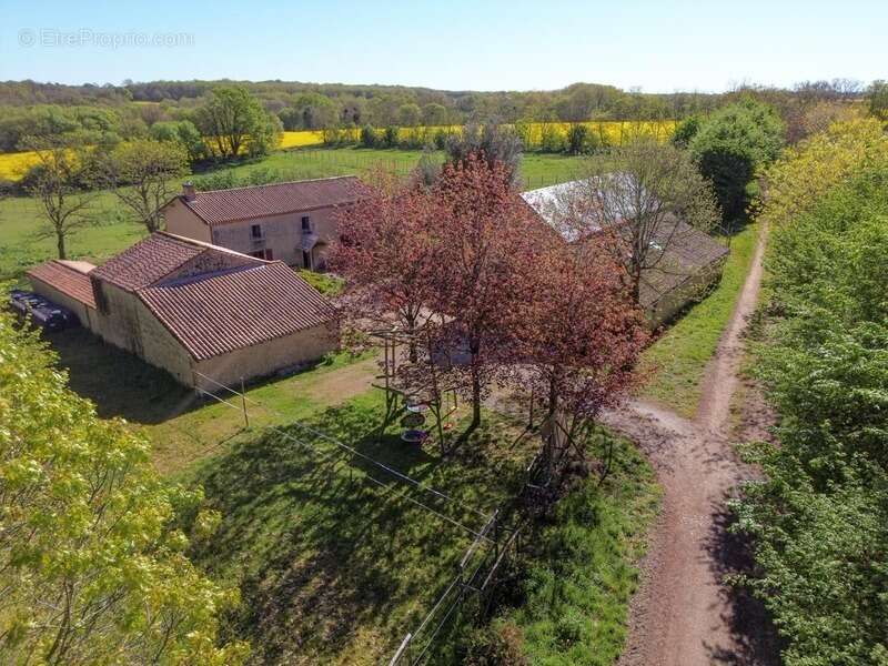 Propriete à vendre 10 pièces AUBIGNY (79) Terrain 27 715 m² - photo 2