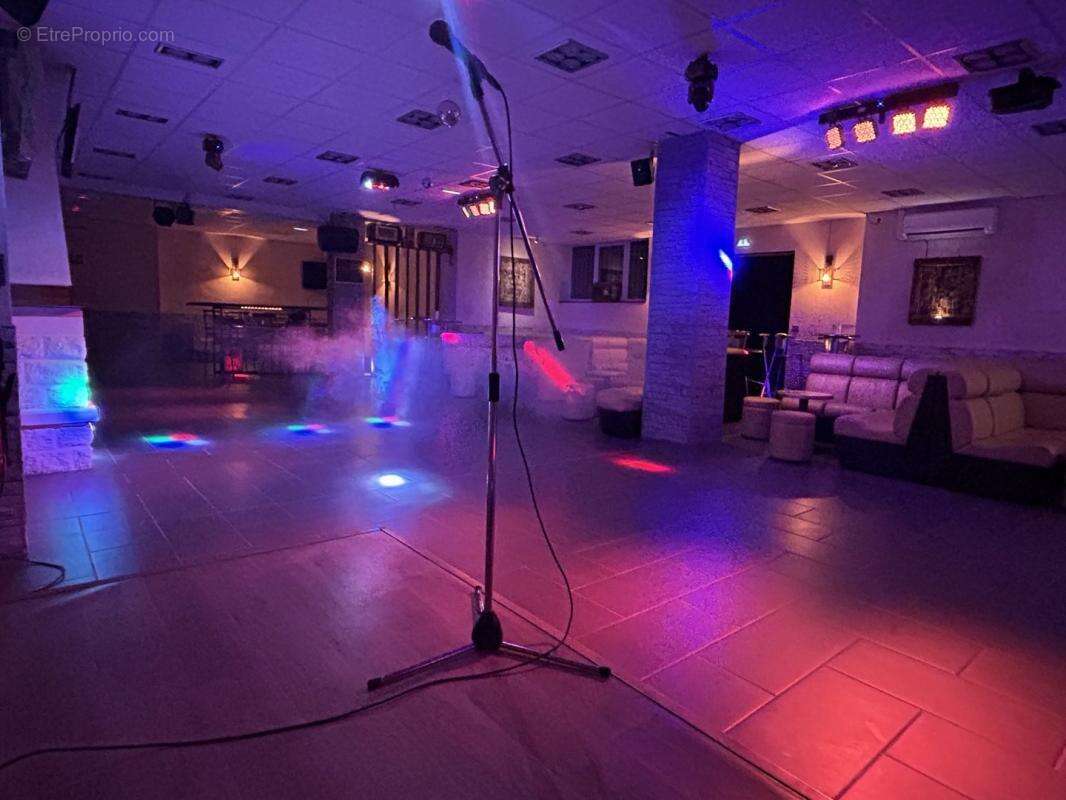 Commerce à L'AIGUILLON