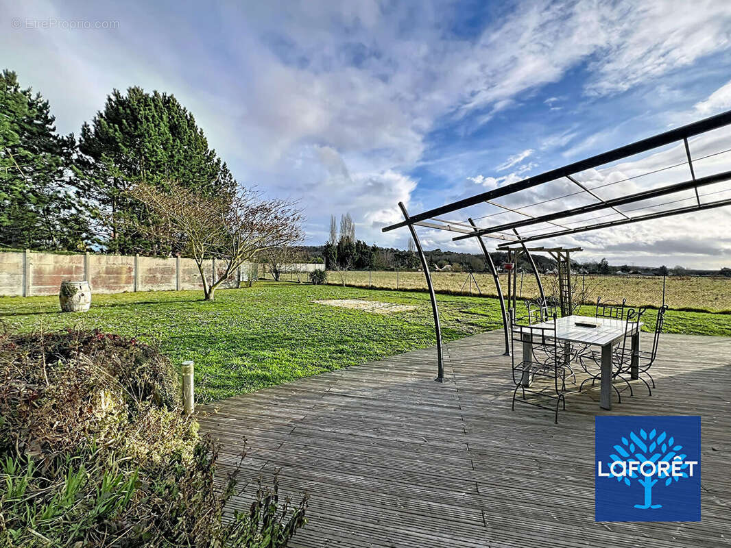 Maison à D'HUISON-LONGUEVILLE