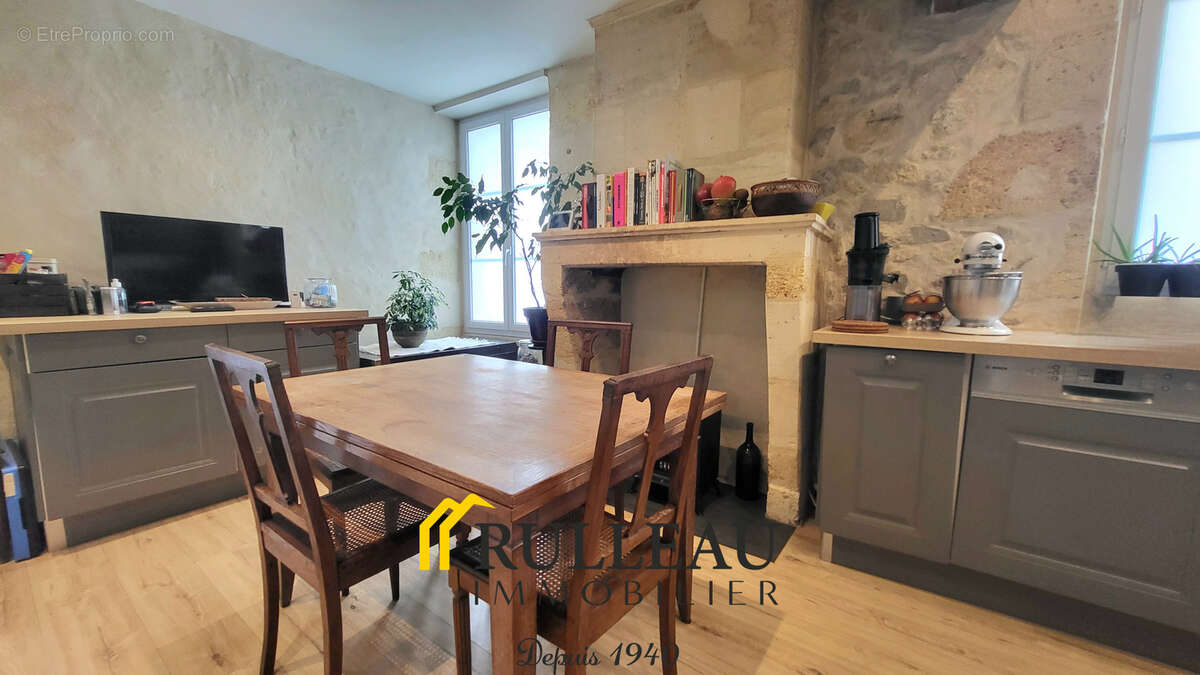 Maison à SAINT-CHRISTOLY-DE-BLAYE