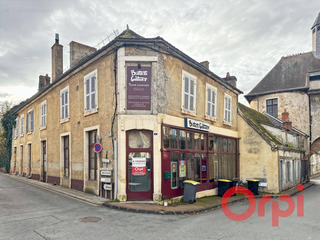 Maison à AINAY-LE-CHATEAU