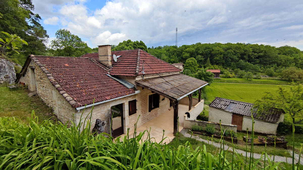 Propriété quercynoise à rénover avec dépendances et 6950 m2 terrain avec source - photo 2