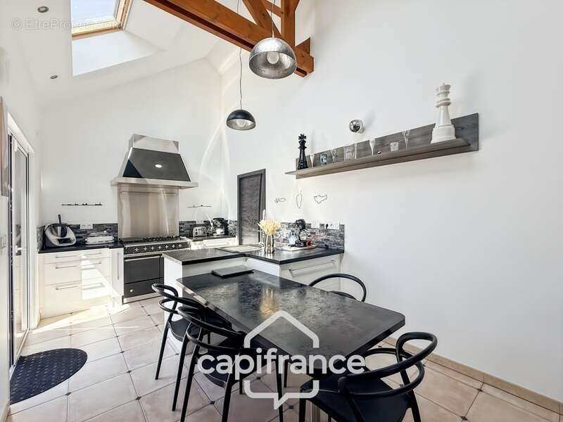 Maison contemporaine de plain-pied de 160 m² – 4 chambres – Véranda de 27 m² avec spa – Double garage – Carport – Noyal-Pontivy - photo 6