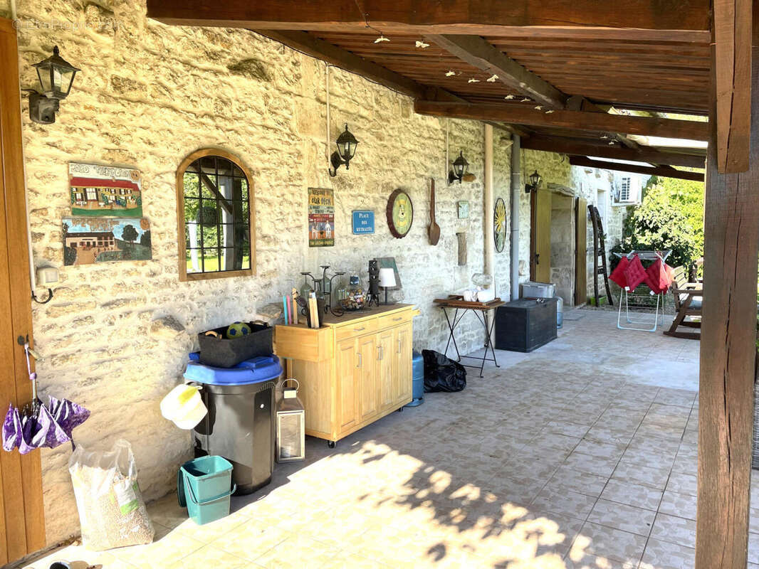 TERRASSE COUVERTE - Maison à LORIGNE