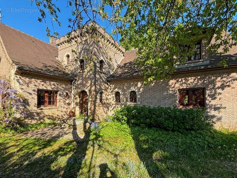 Maison de caractère style manoir – 258 m² – Parc arboré – Allée privative – Fort potentiel - photo 2
