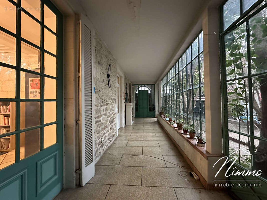 Nimes croix de fer immeuble en pleine propriete 300m2 avec cour interieure - photo 2