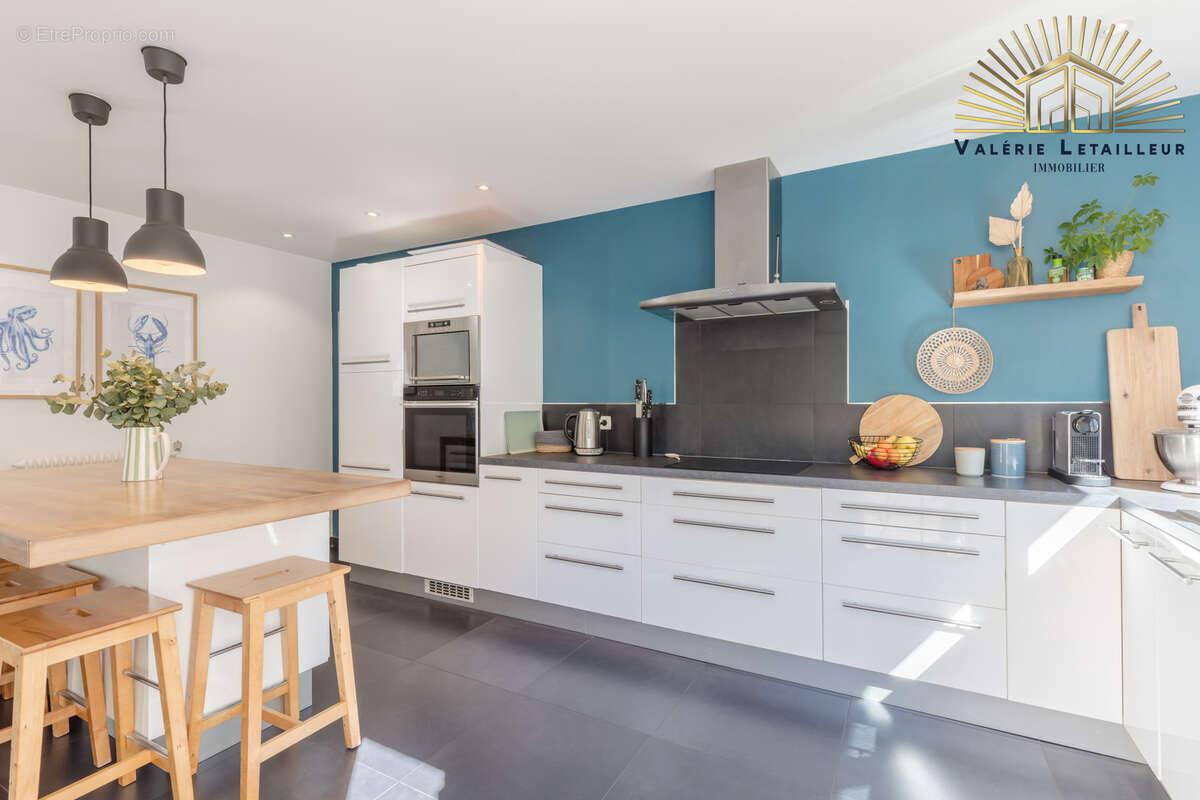 Magnifique maison de caractère développant environ 170 m2 habitables, complétés par 100 m2 de sous-sol, le tou - photo 5