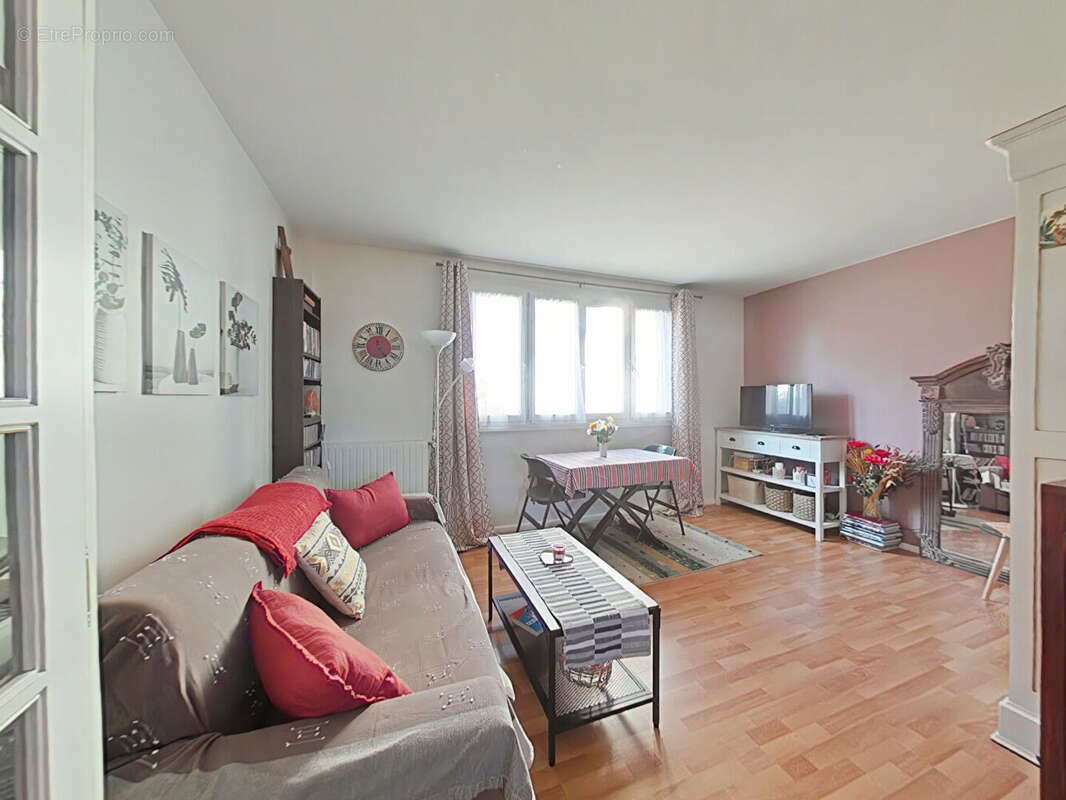 Appartement à LES CLAYES-SOUS-BOIS