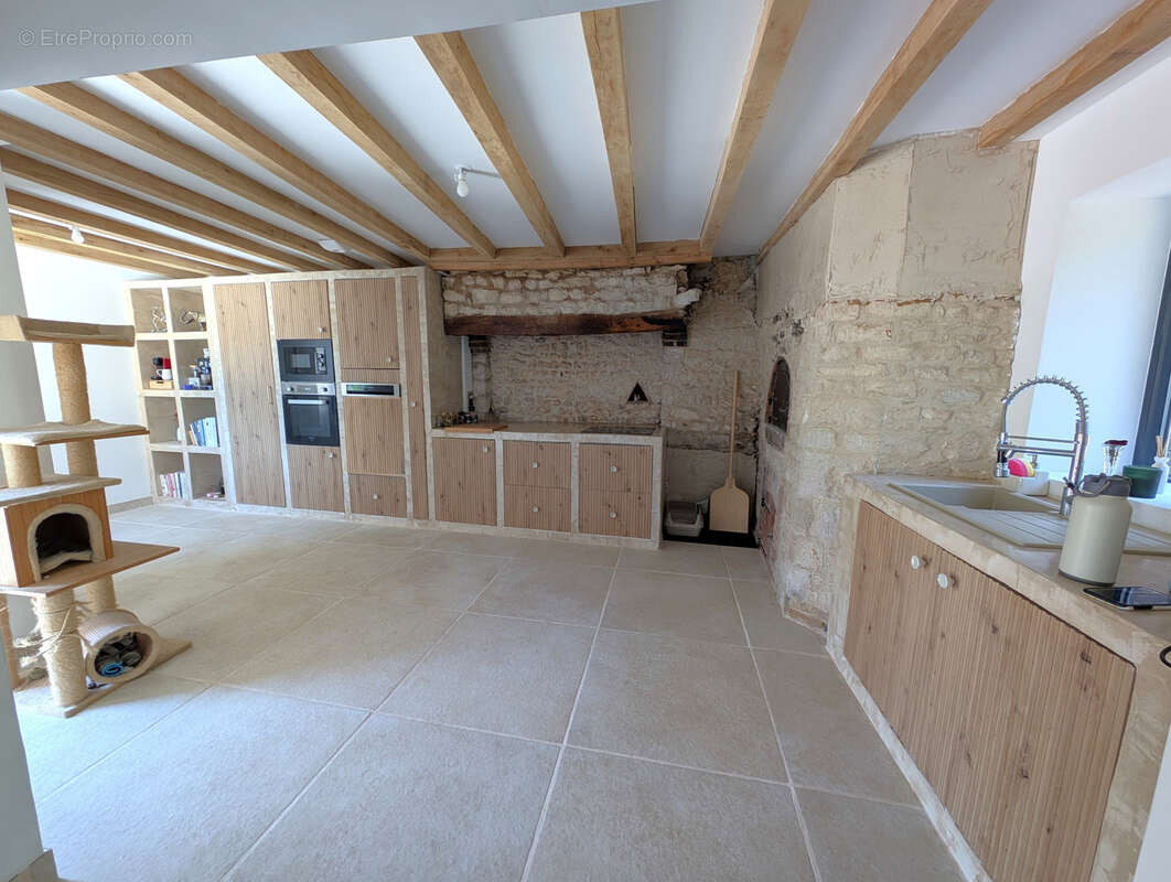 Sur la commune de St Aubin-Château-Neuf, maison de 157m2 habitable et jardin de 550m2 + 2600m2 en face - photo 3