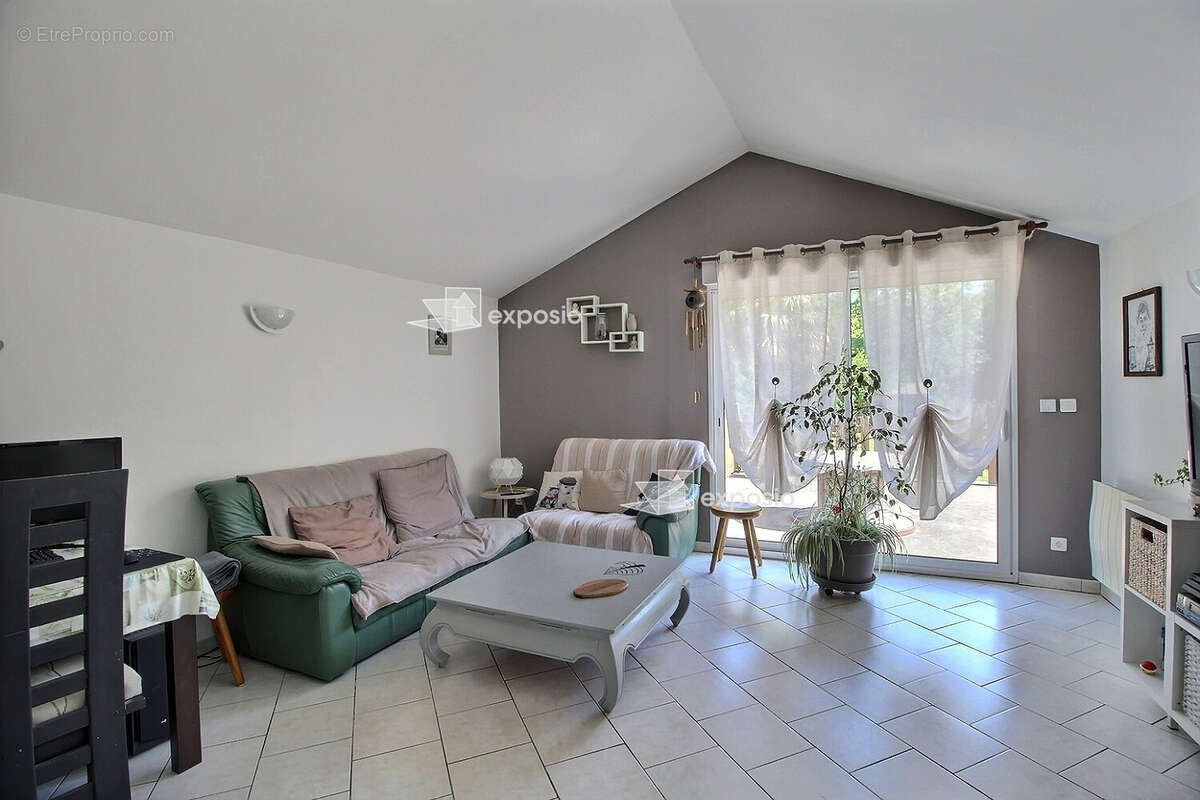 Maison à PRISSE-LA-CHARRIERE