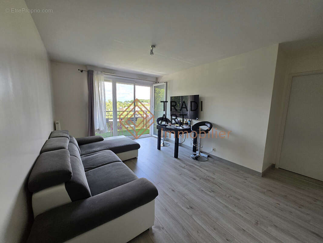 Appartement à FLEURY-MEROGIS