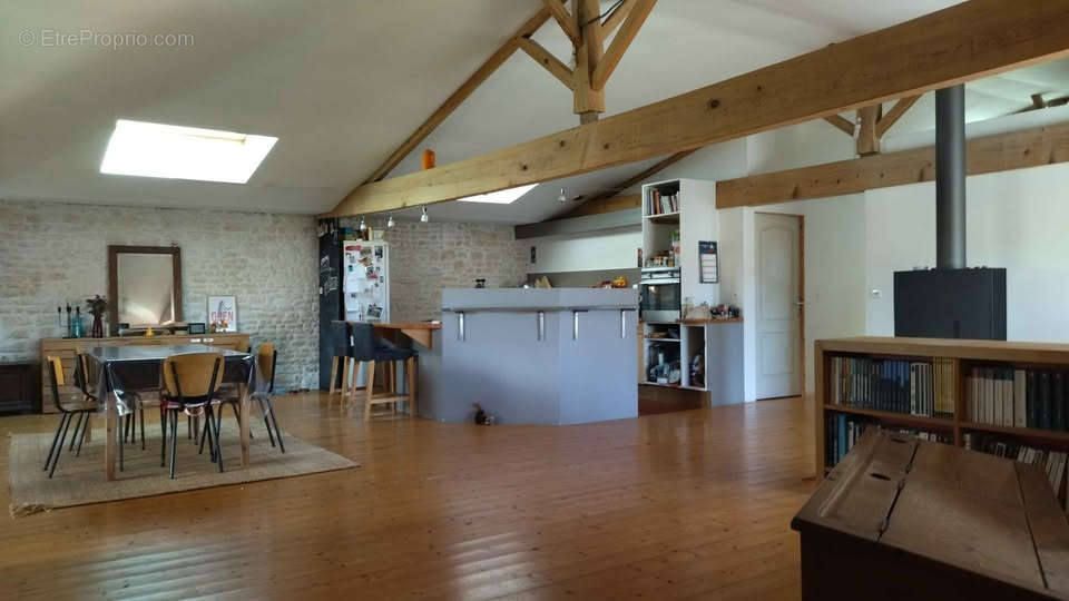 Maison Thaire 6 pièce(s) 236 m2  +  Garage 95 m² - photo 2