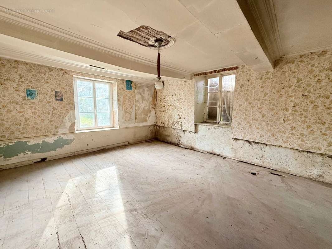 Charmante petite ferme-château entièrement à rénover - photo 7