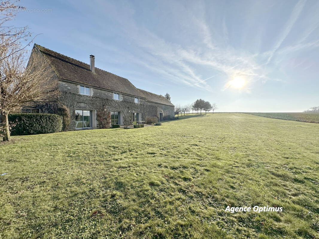 Maison à VILLETHIERRY