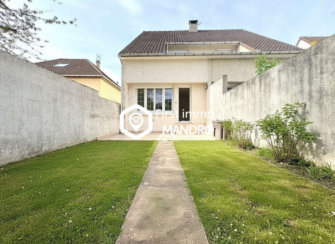 Appartement à SAINT-THIBAULT-DES-VIGNES
