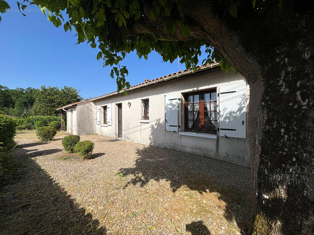 Maison à ROULLET-SAINT-ESTEPHE