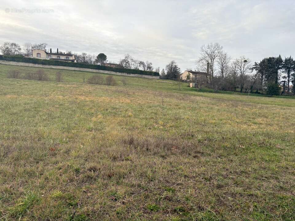 Terrain à SAINT-SULPICE